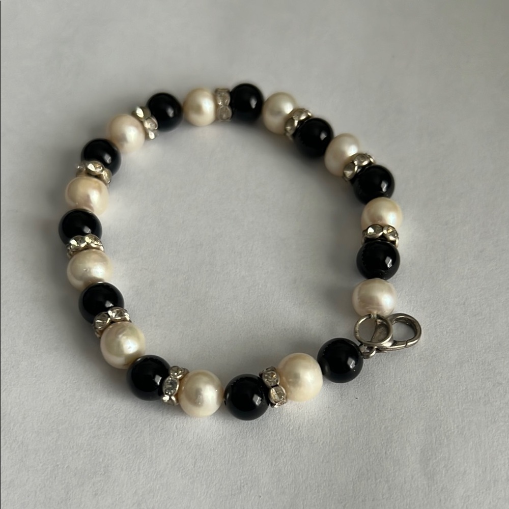 Elegant Black and White Pearl Bracelet